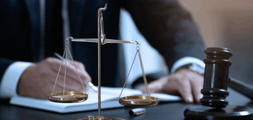 Scales of justice and gavel representing arbitral tribunal jurisdiction and procedural objections in UAE arbitration proceedings