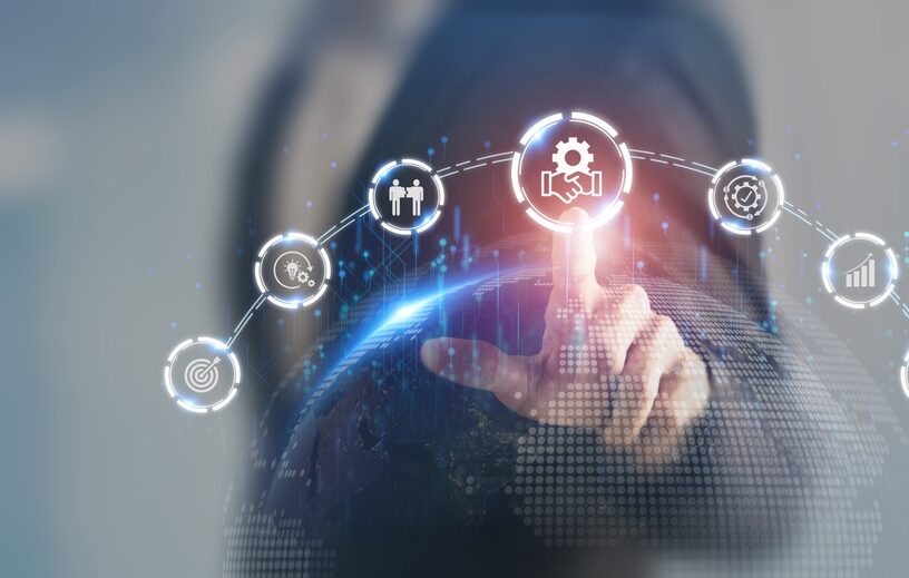 رجل أعمال يلمس أيقونات افتراضية تمثل خطوات عمليات الاندماج والاستحواذ بين الشركات